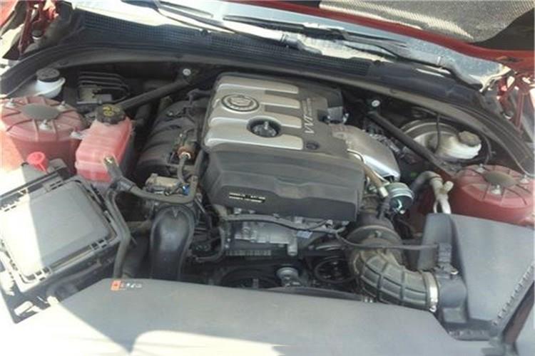 打开发动机舱盖，将安博手机网页版登录入口盒盖朝前掀起，取出空气滤芯，轻轻拍打滤芯端面