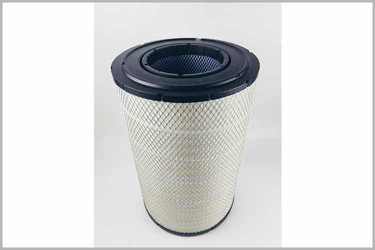 打开发动机舱盖，确认安博手机网页版登录入口的位置（一般位于发动机舱右侧，即右前轮上方位置，有条手臂粗软橡皮胶管连着的黑色方形塑料盒）